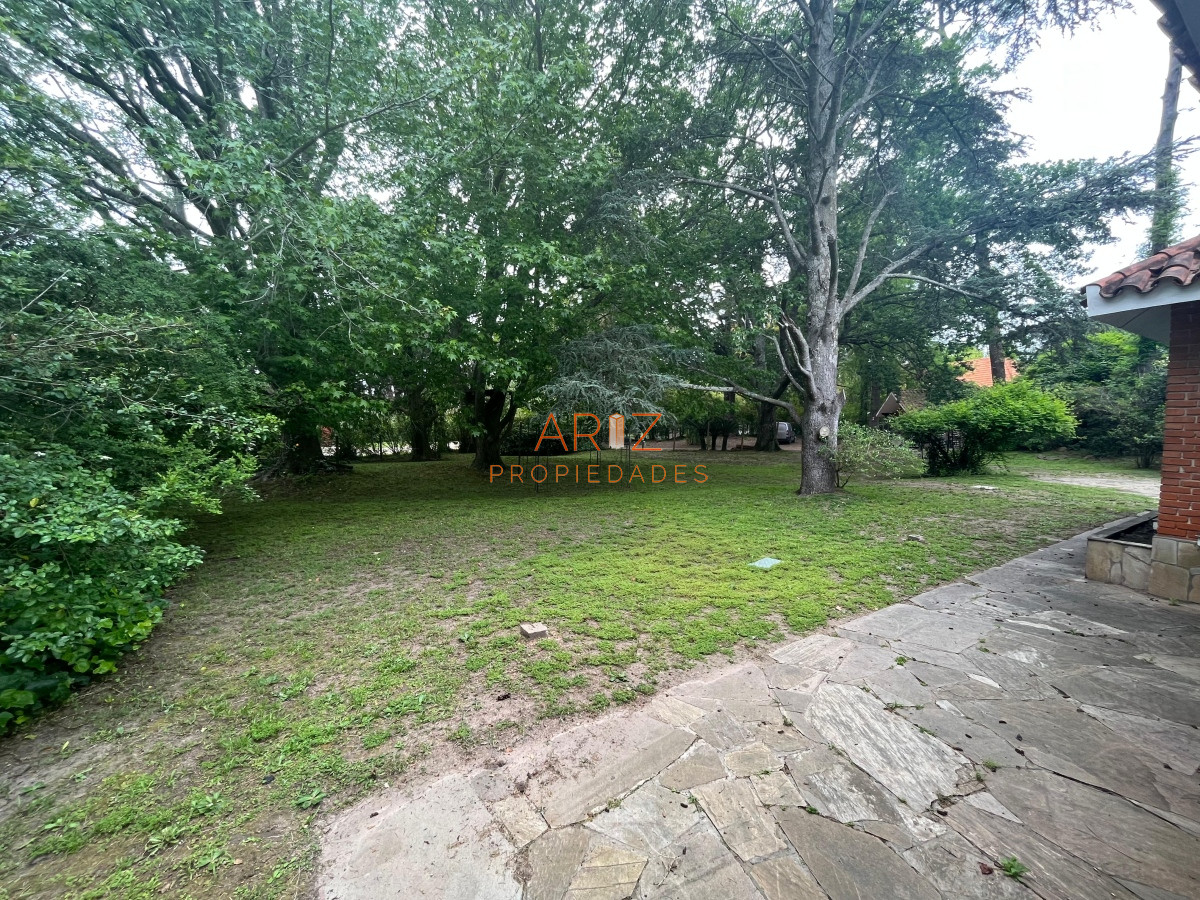 Casa ID.1628 - ALQUILER ANUAL Y VENTA Chalet de 3 dormitorios mas dependencia en zona residencial