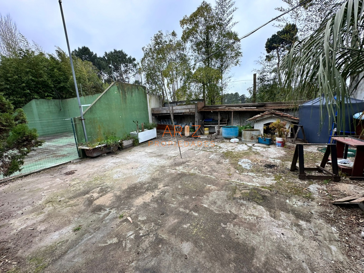 Casa ID.2022 - Vende casa de 4 dormitorios con piscina y gran parque en Golf, Punta del Este