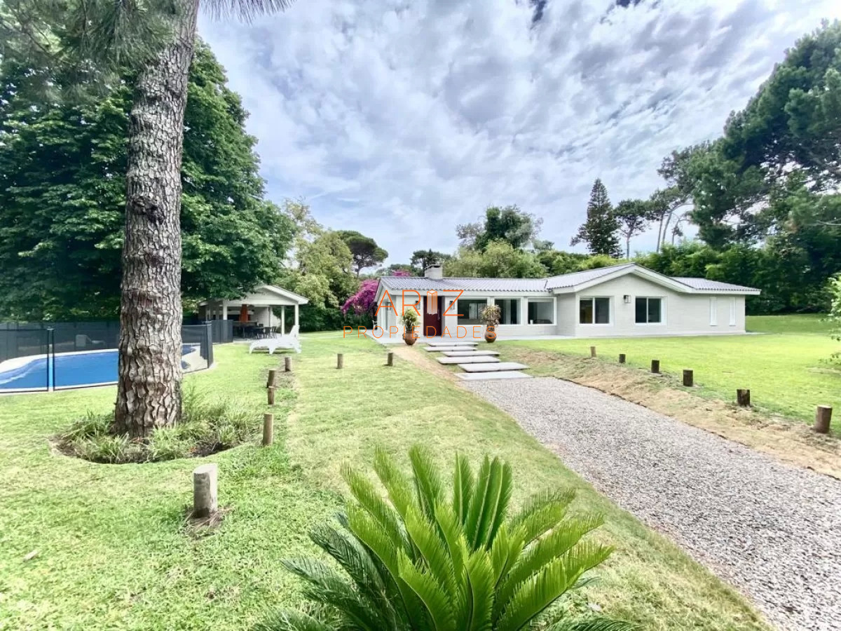 Casa ID.2060 - Casa en Alquiler verano temporada de 4 dormitorios en Playa Mansa , Punta del este , Maldonado 