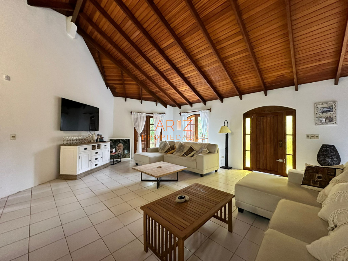 Casa ID.2022 - Vende casa de 4 dormitorios con piscina y gran parque en Golf, Punta del Este