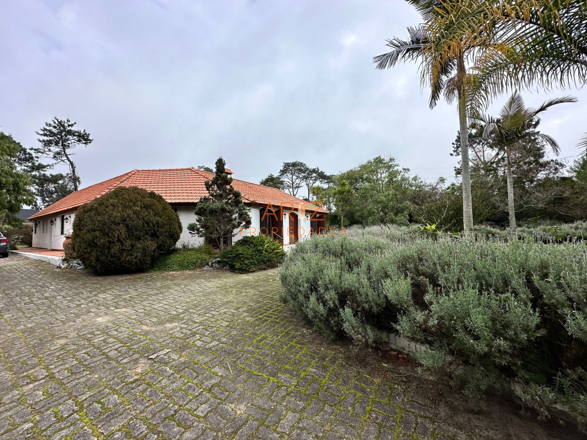 Casa ID.2022 - Vende casa de 4 dormitorios con piscina y gran parque en Golf, Punta del Este