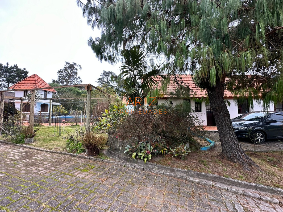 Casa ID.2022 - Vende casa de 4 dormitorios con piscina y gran parque en Golf, Punta del Este