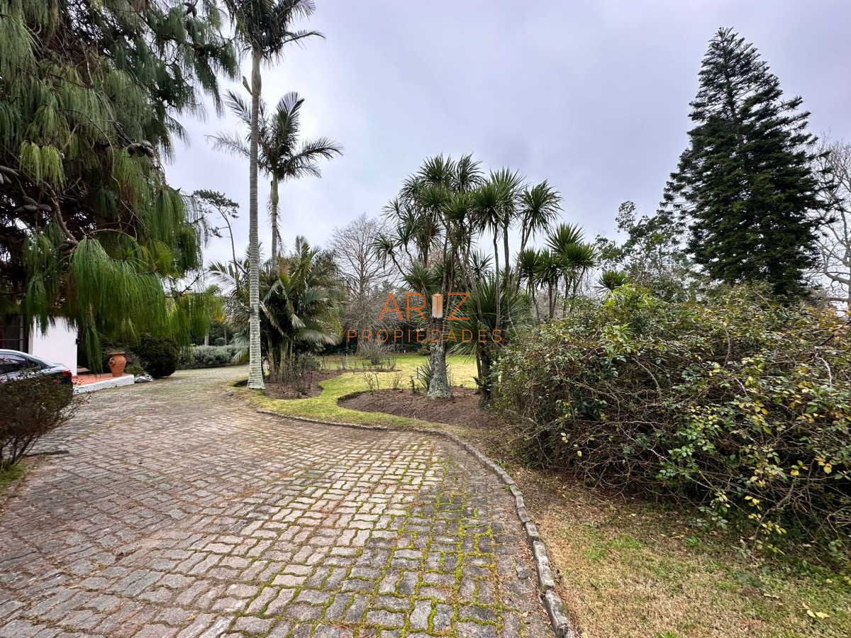 Casa ID.2022 - Vende casa de 4 dormitorios con piscina y gran parque en Golf, Punta del Este