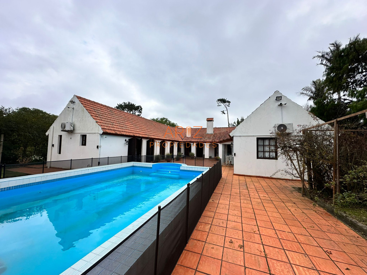 Casa ID.2022 - Vende casa de 4 dormitorios con piscina y gran parque en Golf, Punta del Este