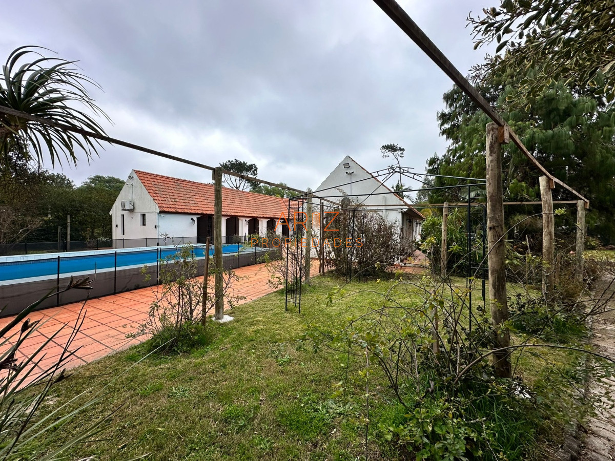 Casa ID.2022 - Vende casa de 4 dormitorios con piscina y gran parque en Golf, Punta del Este