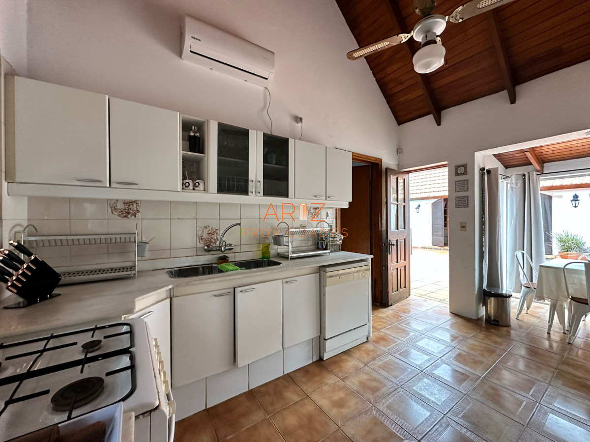 Casa ID.2022 - Vende casa de 4 dormitorios con piscina y gran parque en Golf, Punta del Este