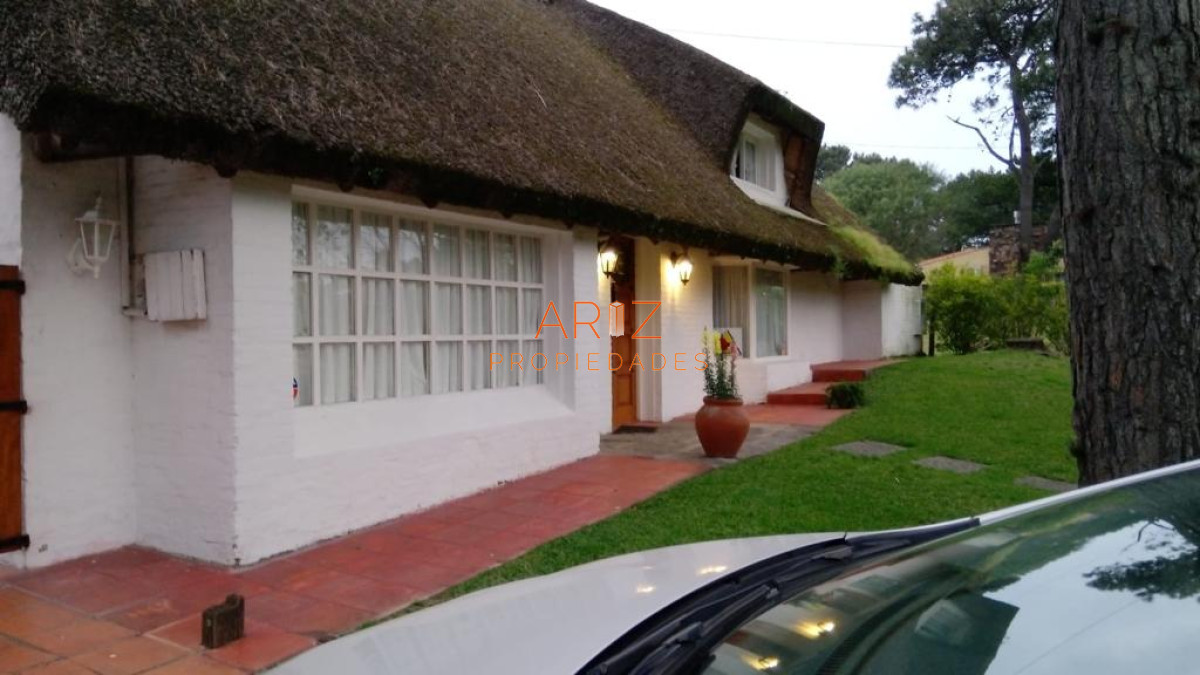 Casa ID.1940 - Excelente propiedad en venta en zona tranquila. 3 dormitorios.