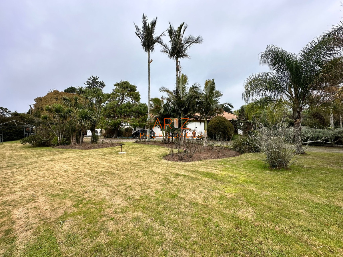 Casa ID.2022 - Vende casa de 4 dormitorios con piscina y gran parque en Golf, Punta del Este