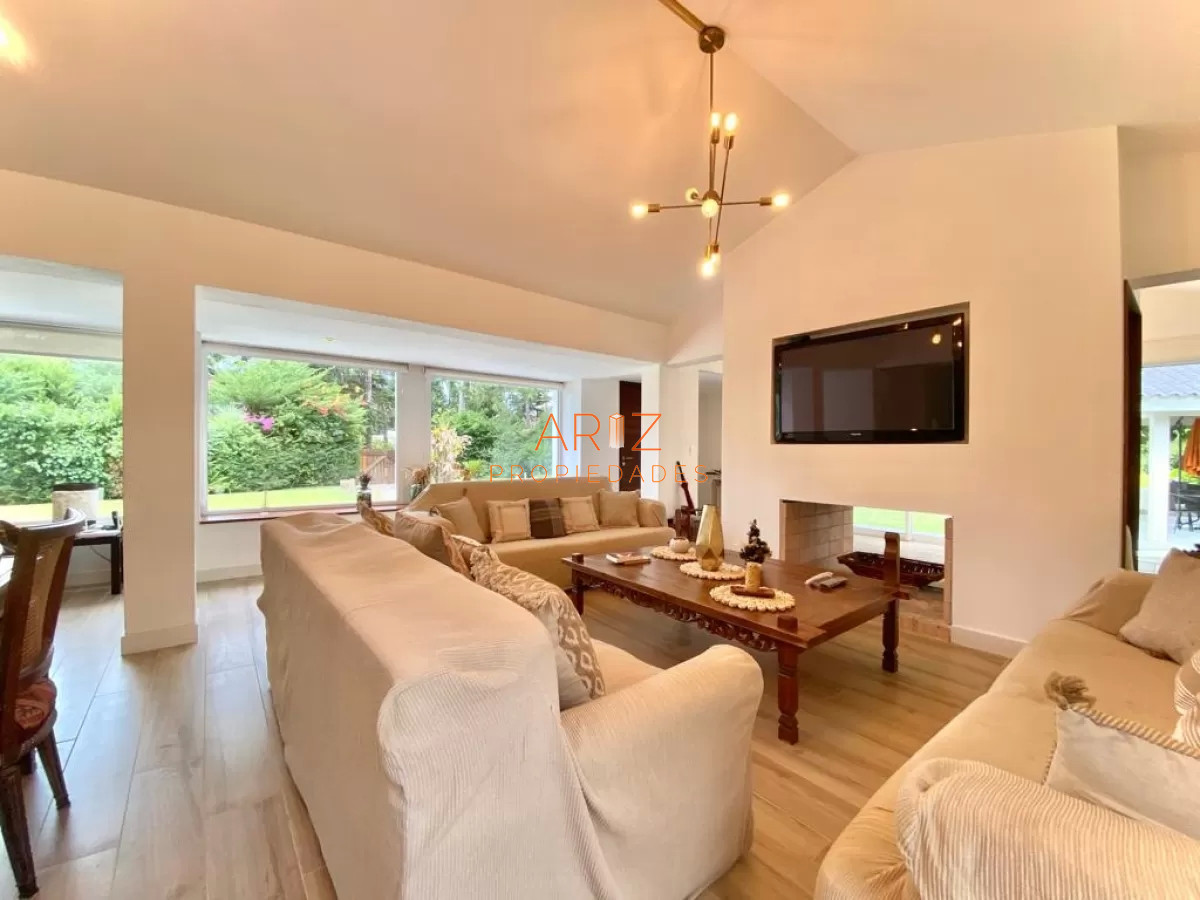 Casa ID.2060 - Casa en Alquiler verano temporada de 4 dormitorios en Playa Mansa , Punta del este , Maldonado 