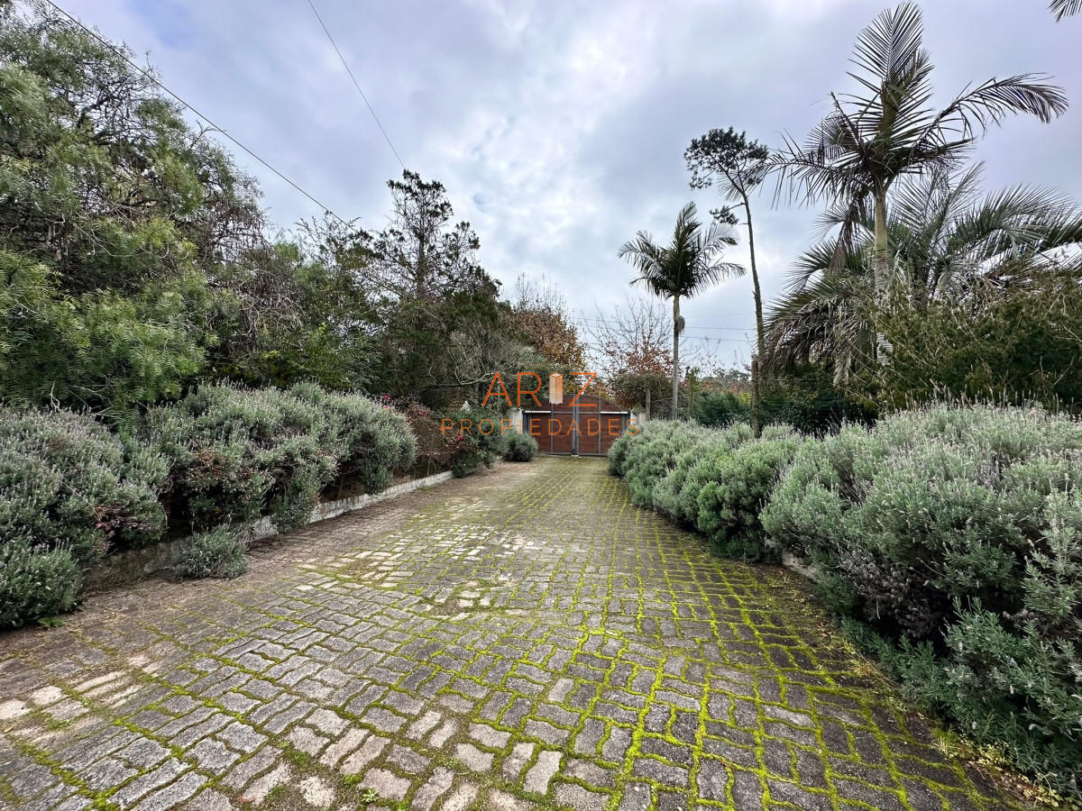 Casa ID.2022 - Vende casa de 4 dormitorios con piscina y gran parque en Golf, Punta del Este