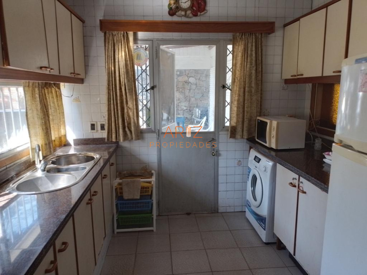 Casa ID.1925 - ALQUILER ANUAL CASA En zona residencial a metros de Playa Mansa 3 DORMITORIOS 2 BAÑOS + DEPENDENCIA DE SERVICIO COMPLETO