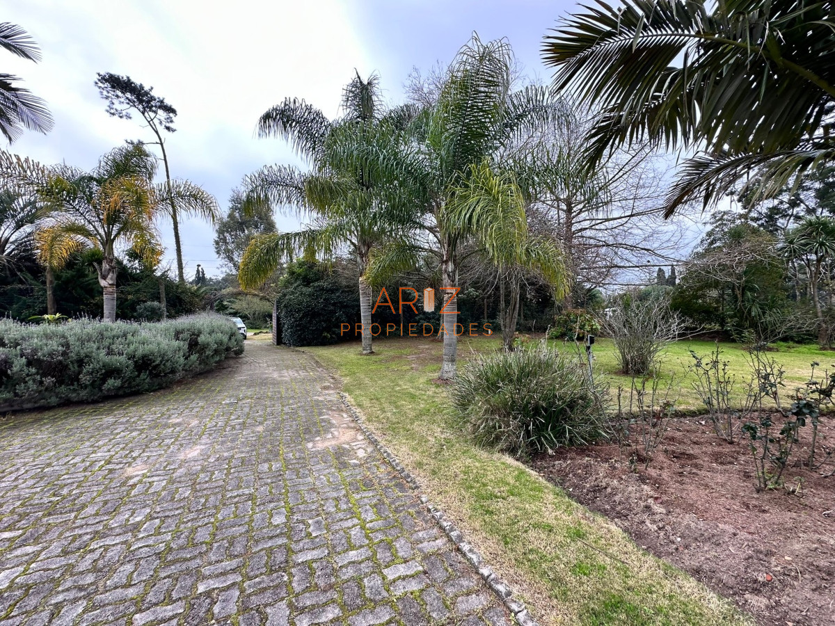 Casa ID.2022 - Vende casa de 4 dormitorios con piscina y gran parque en Golf, Punta del Este