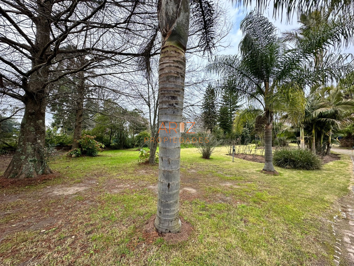 Casa ID.2022 - Vende casa de 4 dormitorios con piscina y gran parque en Golf, Punta del Este