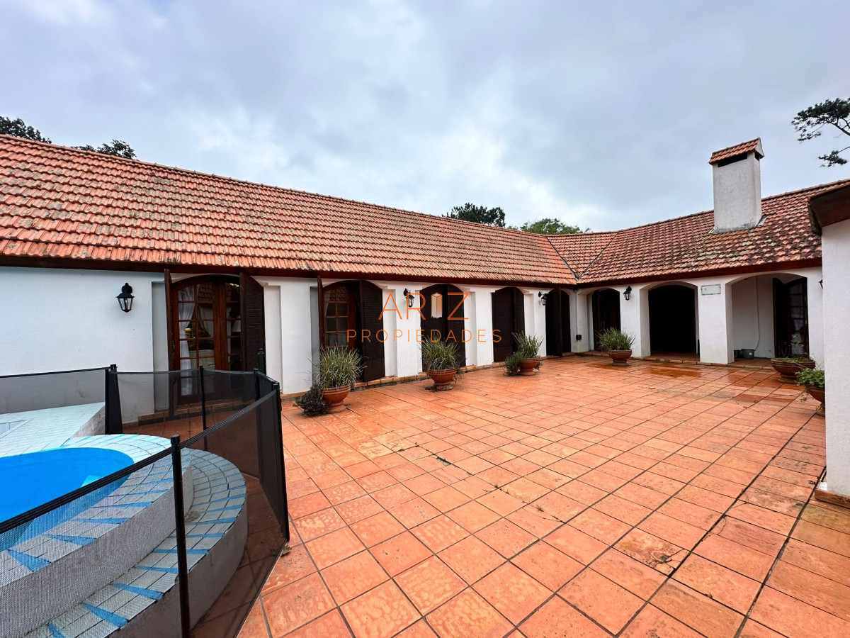 Casa ID.2022 - Vende casa de 4 dormitorios con piscina y gran parque en Golf, Punta del Este