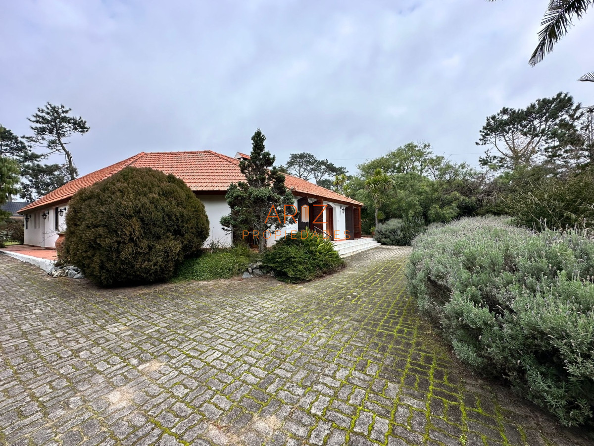 Casa ID.2022 - Vende casa de 4 dormitorios con piscina y gran parque en Golf, Punta del Este