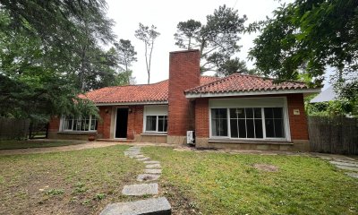 ALQUILER ANUAL Y VENTA Chalet de 3 dormitorios mas dependencia en zona residencial