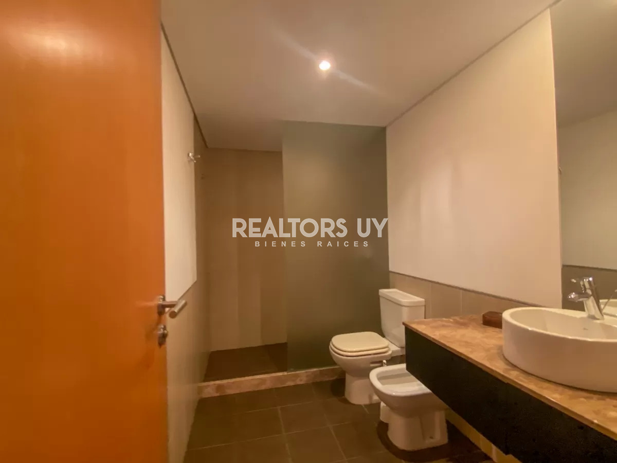 Apartamento ID.460 - Vende impecable departamento, comodo e iluminado de 3 dormitorios en Peninsula..