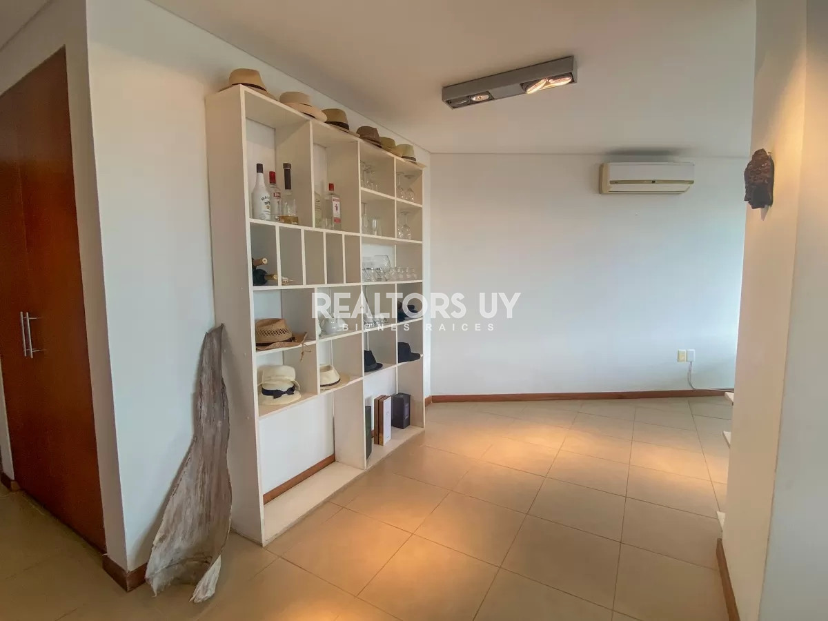 Apartamento ID.460 - Vende impecable departamento, comodo e iluminado de 3 dormitorios en Peninsula..