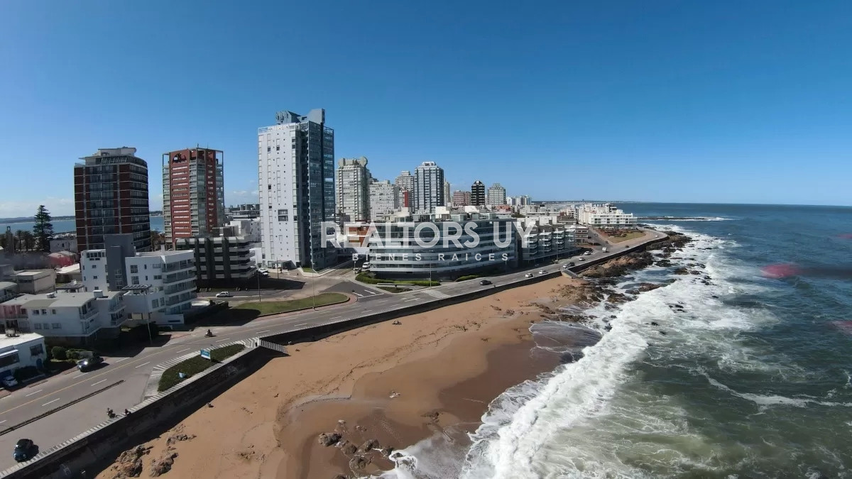 Apartamento ID.460 - Vende impecable departamento, comodo e iluminado de 3 dormitorios en Peninsula..