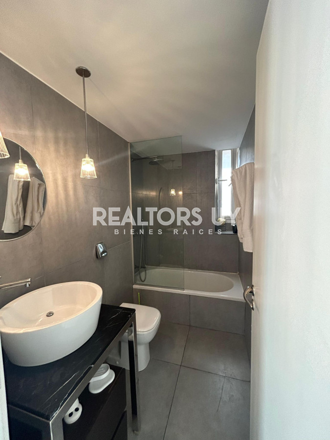 Apartamento ID.107 - Apartamento en Venta de 2 dormitorios en Av. Roosevelt , Punta del este 