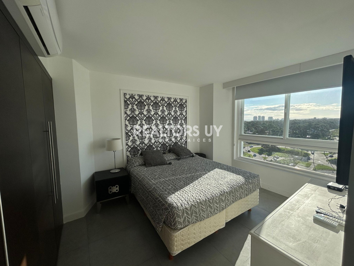 Apartamento ID.107 - Apartamento en Venta de 2 dormitorios en Av. Roosevelt , Punta del este 