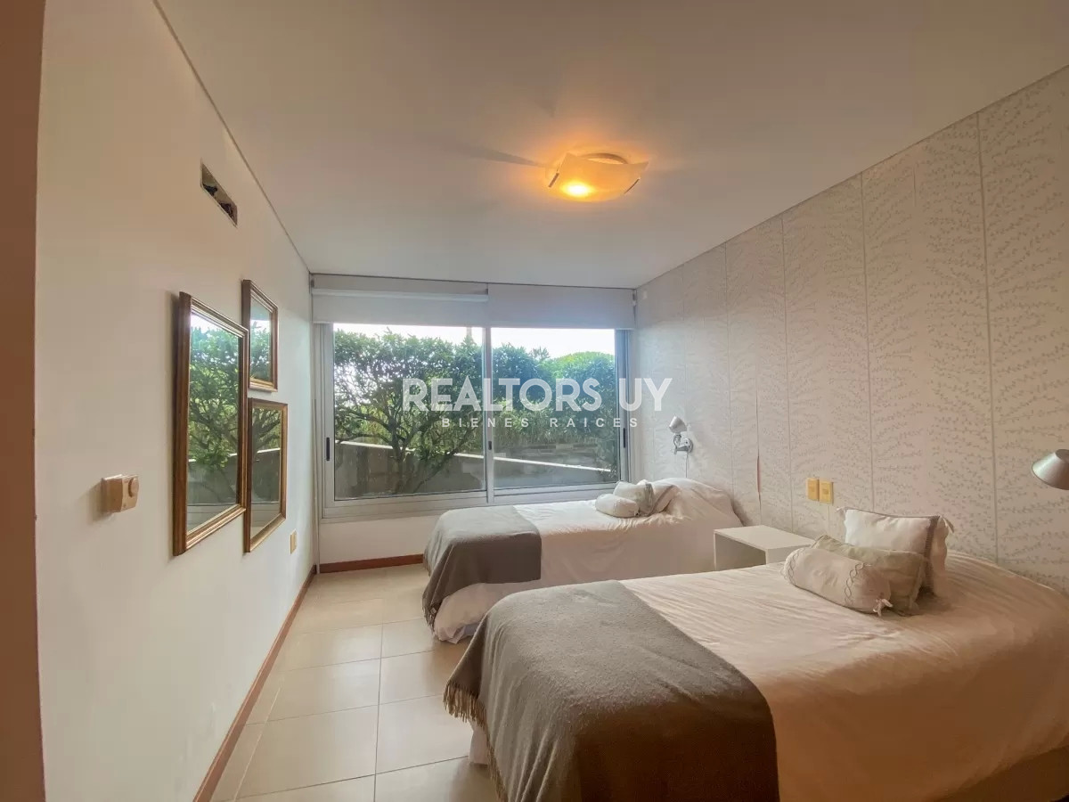 Apartamento ID.460 - Vende impecable departamento, comodo e iluminado de 3 dormitorios en Peninsula..
