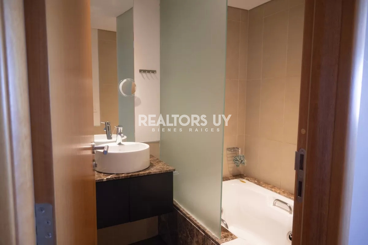Apartamento ID.460 - Vende impecable departamento, comodo e iluminado de 3 dormitorios en Peninsula..