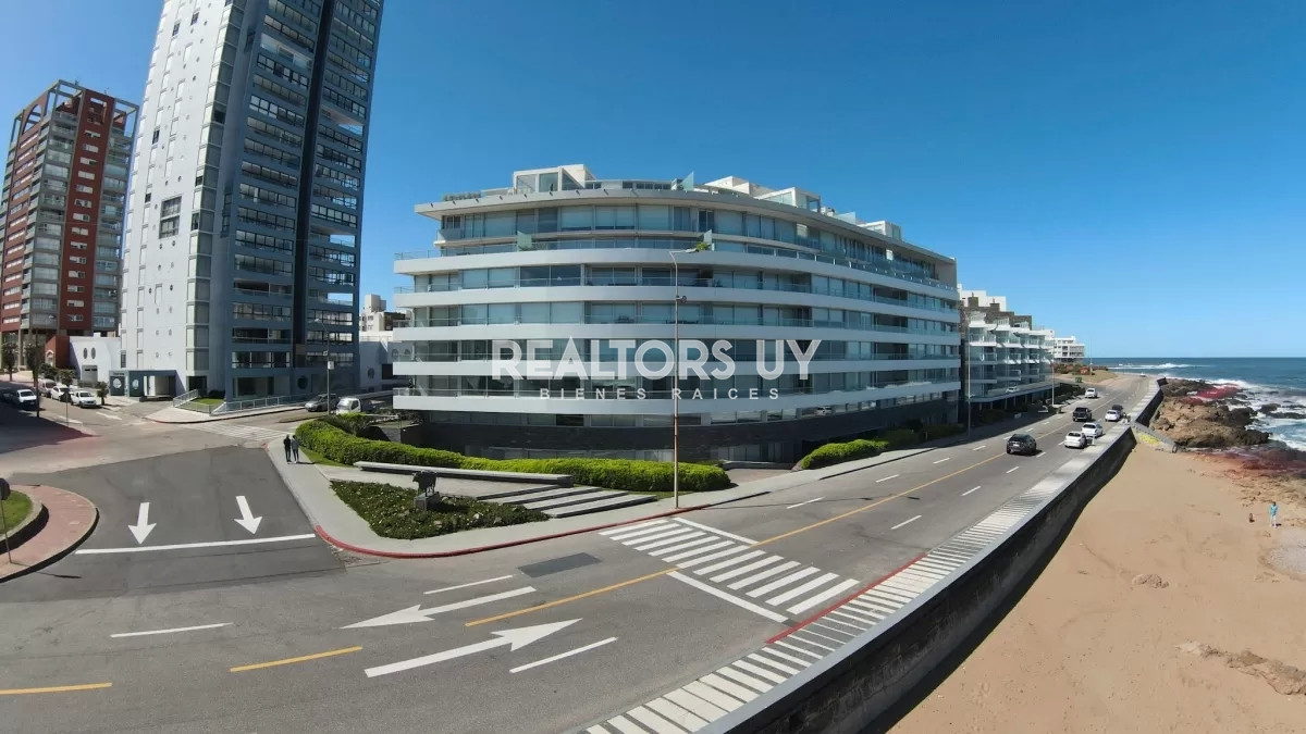 Apartamento ID.460 - Vende impecable departamento, comodo e iluminado de 3 dormitorios en Peninsula..