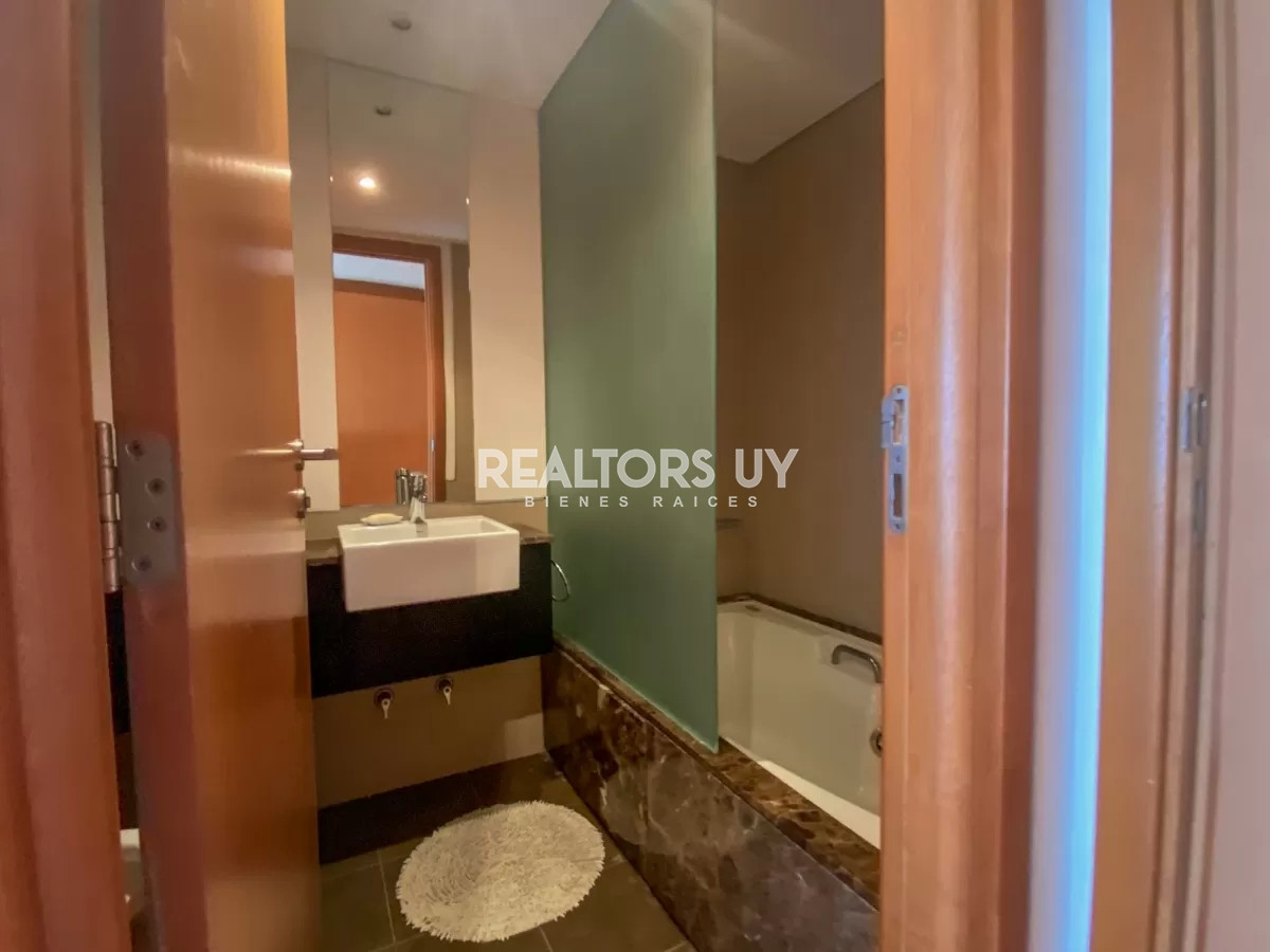 Apartamento ID.460 - Vende impecable departamento, comodo e iluminado de 3 dormitorios en Peninsula..