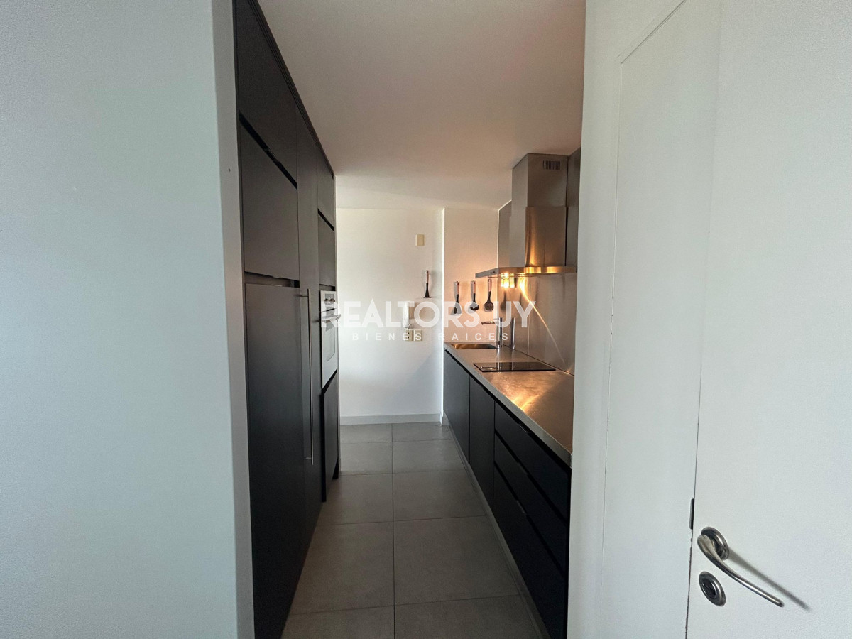 Apartamento ID.107 - Apartamento en Venta de 2 dormitorios en Av. Roosevelt , Punta del este 