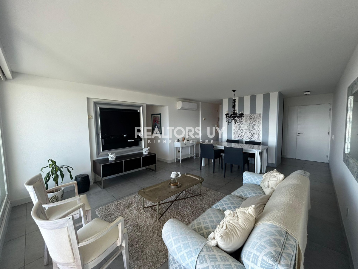 Apartamento ID.107 - Apartamento en Venta de 2 dormitorios en Av. Roosevelt , Punta del este 