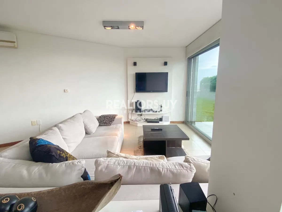 Apartamento ID.460 - Vende impecable departamento, comodo e iluminado de 3 dormitorios en Peninsula..