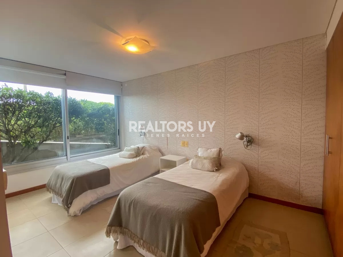 Apartamento ID.460 - Vende impecable departamento, comodo e iluminado de 3 dormitorios en Peninsula..