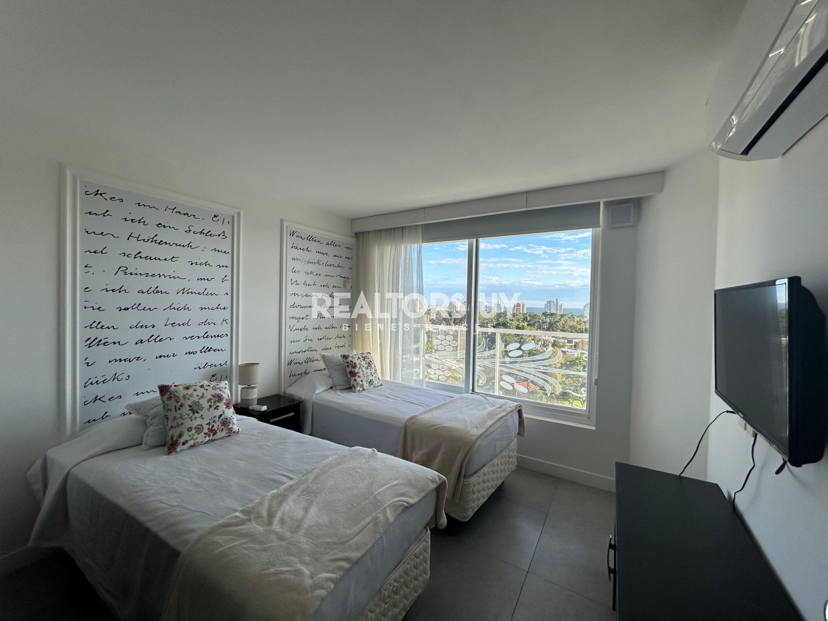 Apartamento ID.107 - Apartamento en Venta de 2 dormitorios en Av. Roosevelt , Punta del este 