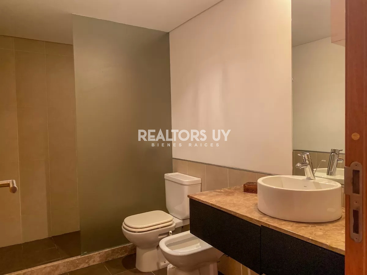 Apartamento ID.460 - Vende impecable departamento, comodo e iluminado de 3 dormitorios en Peninsula..