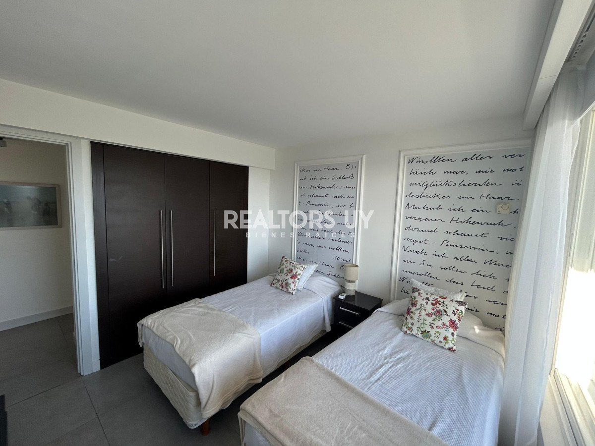 Apartamento ID.107 - Apartamento en Venta de 2 dormitorios en Av. Roosevelt , Punta del este 