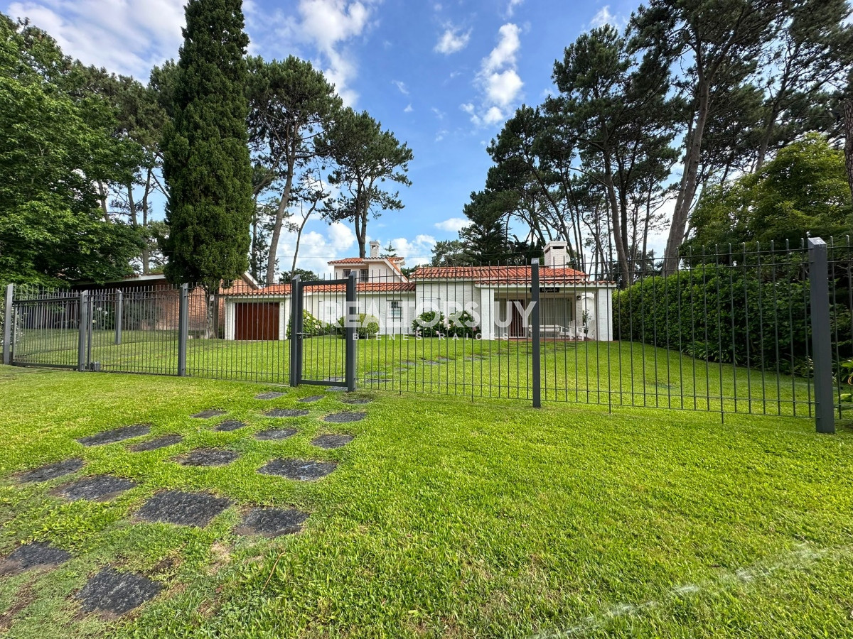 Casa ID.70 - Gran casa estilo tradicional de 4 dormitorios en venta en Playa Mansa