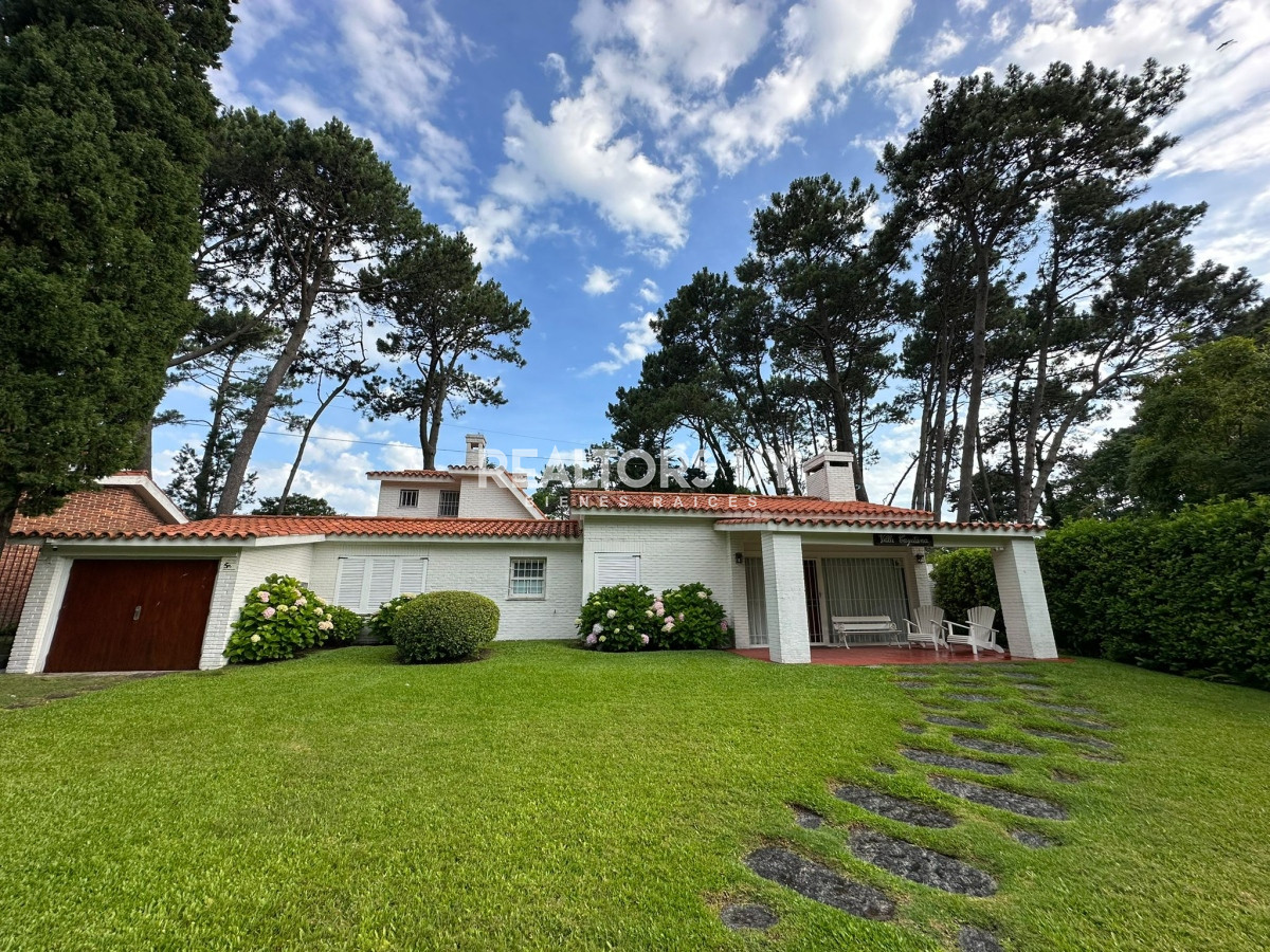 Casa ID.70 - Gran casa estilo tradicional de 4 dormitorios en venta en Playa Mansa