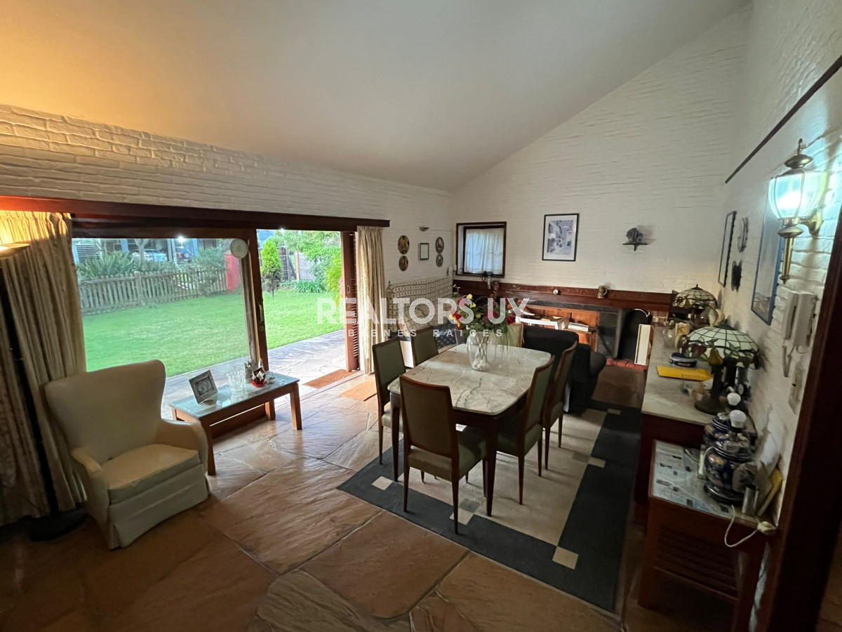 Casa ID.330 - Vende casa de 3 dormitorios en Pinares, Punta del Este 