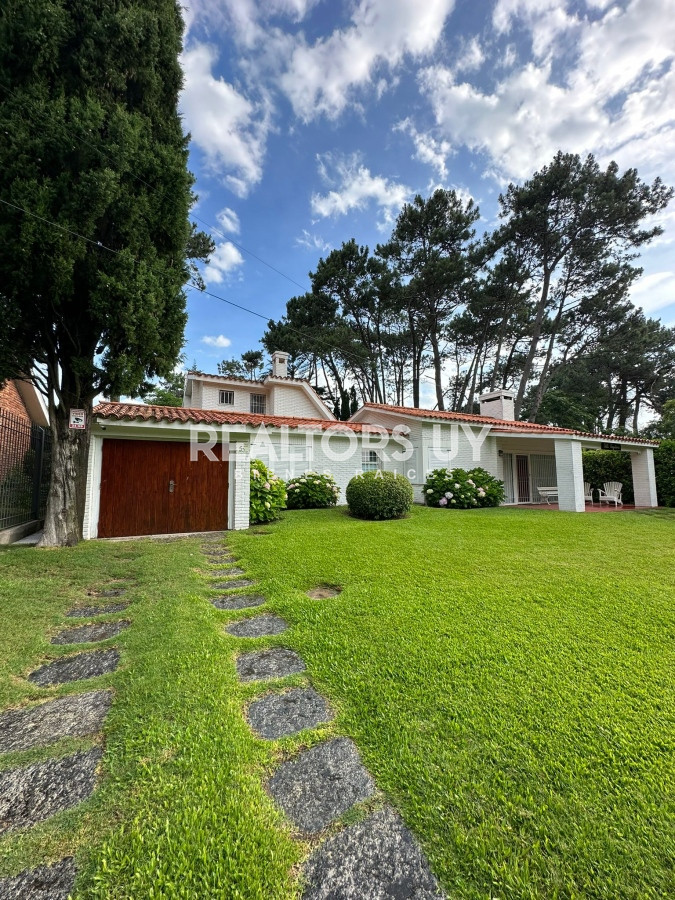 Casa ID.70 - Gran casa estilo tradicional de 4 dormitorios en venta en Playa Mansa