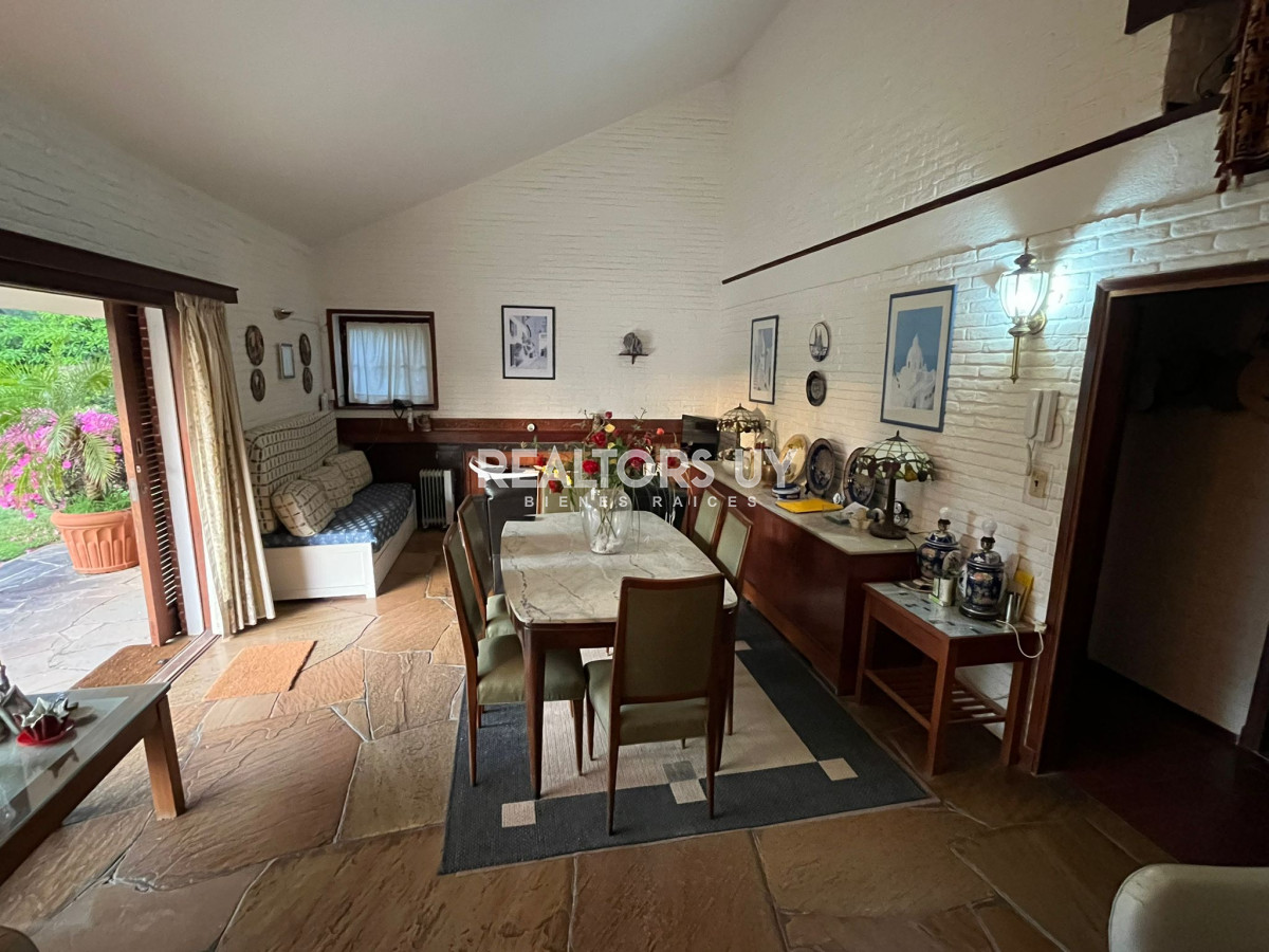 Casa ID.330 - Vende casa de 3 dormitorios en Pinares, Punta del Este 