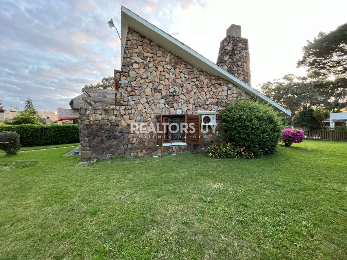 Casa ID.330 - Vende casa de 3 dormitorios en Pinares, Punta del Este 