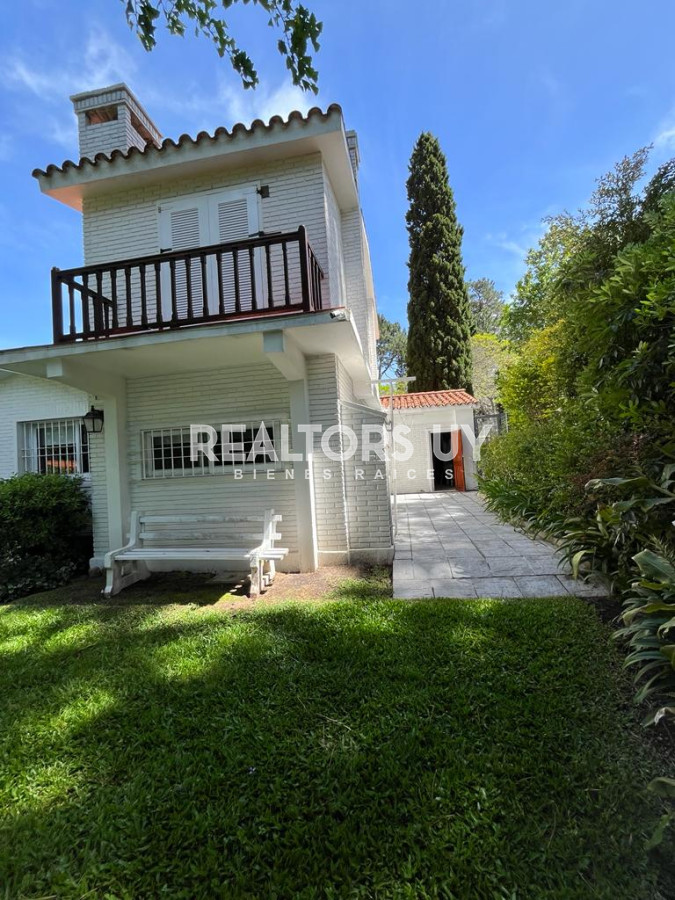 Casa ID.70 - Gran casa estilo tradicional de 4 dormitorios en venta en Playa Mansa