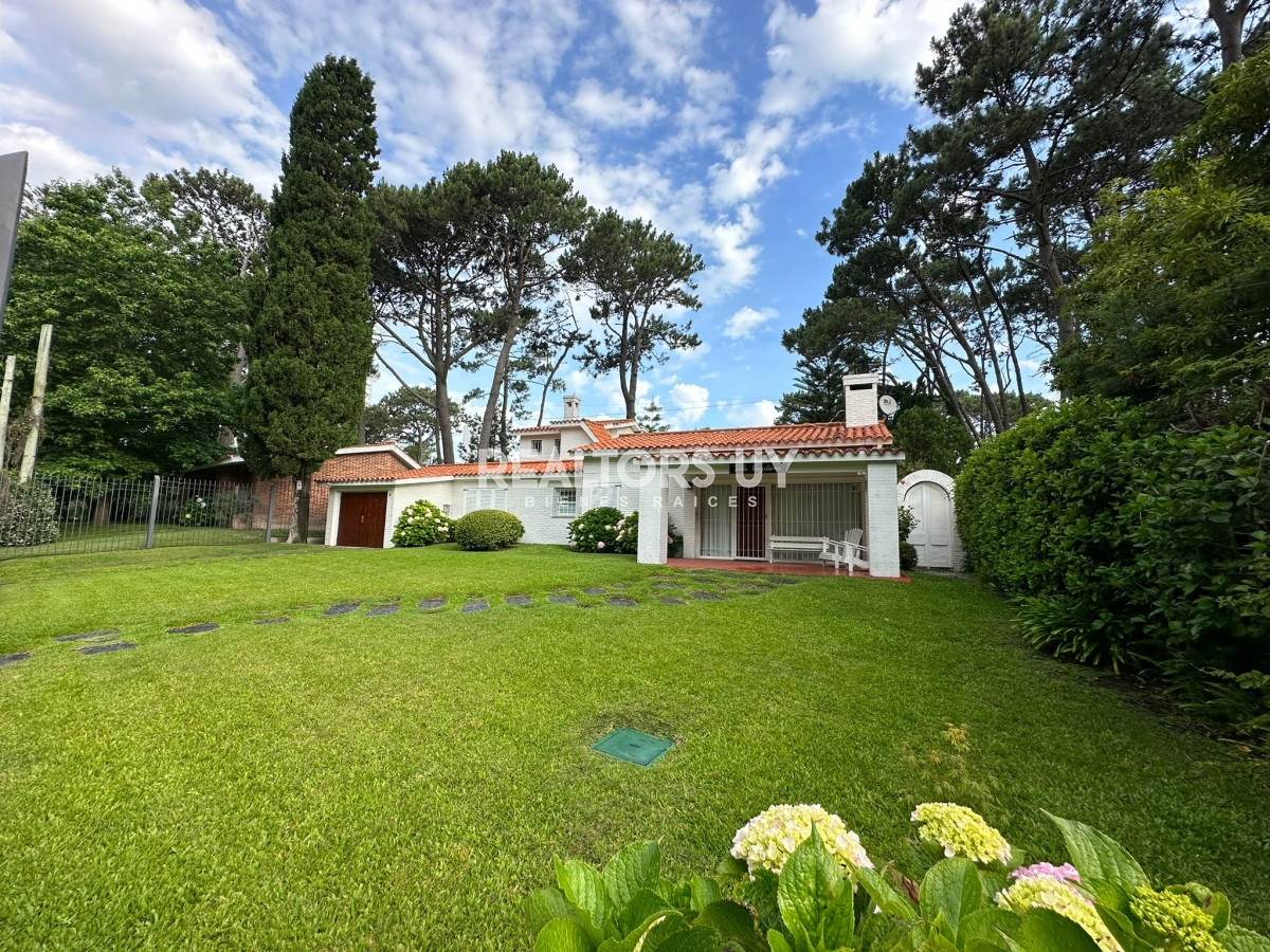 Casa ID.70 - Gran casa estilo tradicional de 4 dormitorios en venta en Playa Mansa