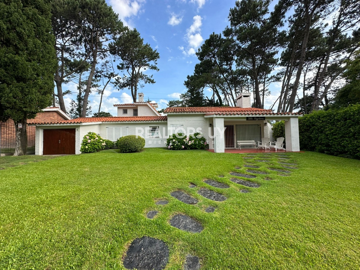 Casa ID.70 - Gran casa estilo tradicional de 4 dormitorios en venta en Playa Mansa