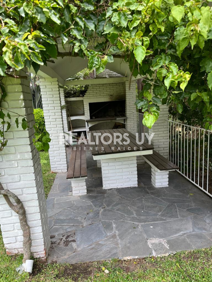 Casa ID.70 - Gran casa estilo tradicional de 4 dormitorios en venta en Playa Mansa