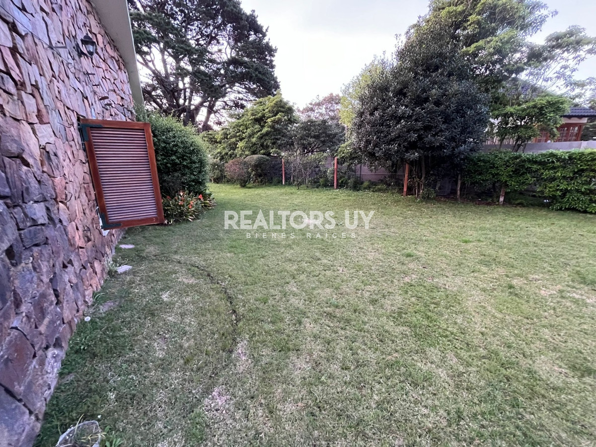 Casa ID.330 - Vende casa de 3 dormitorios en Pinares, Punta del Este 