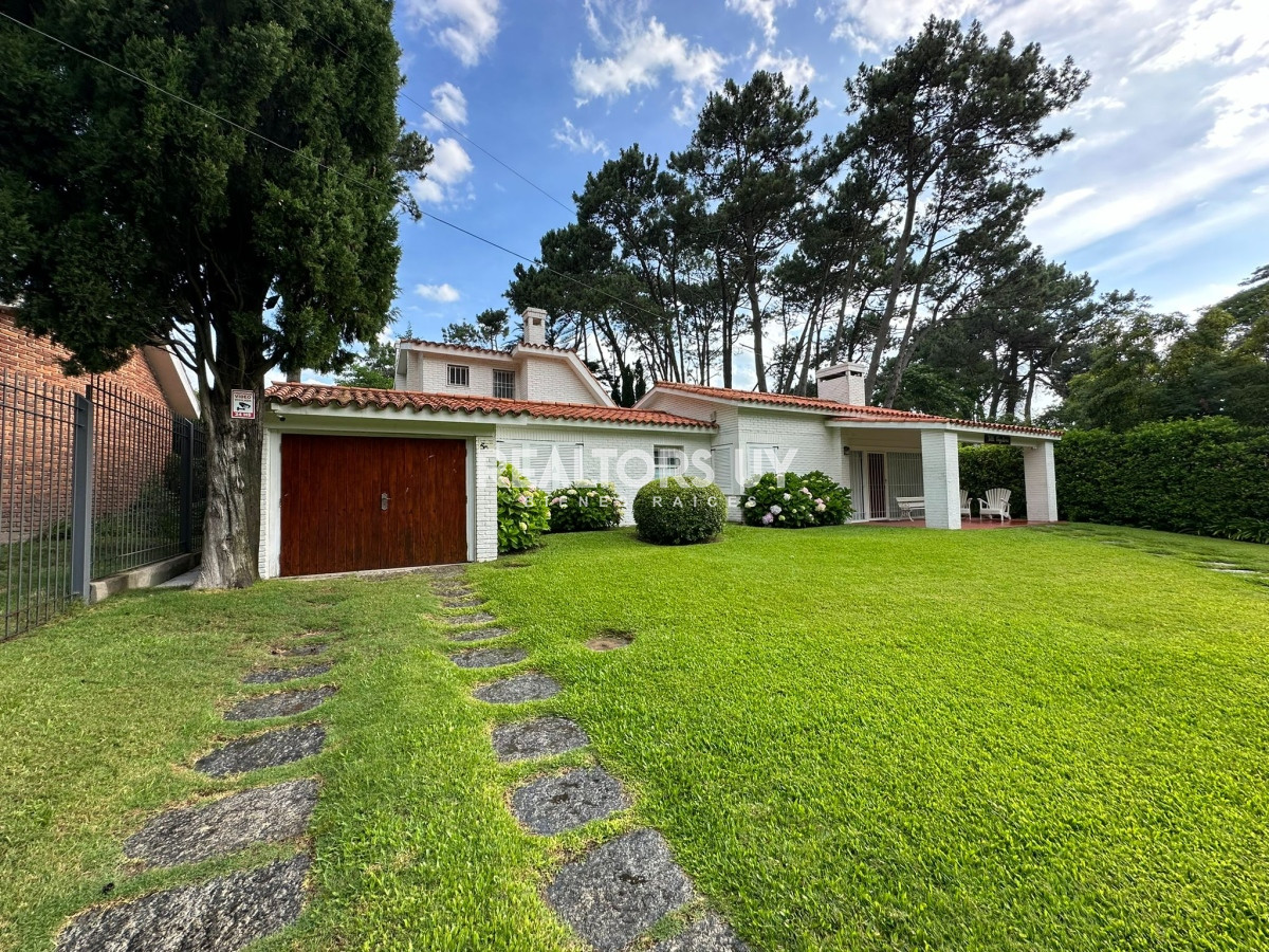 Casa ID.70 - Gran casa estilo tradicional de 4 dormitorios en venta en Playa Mansa