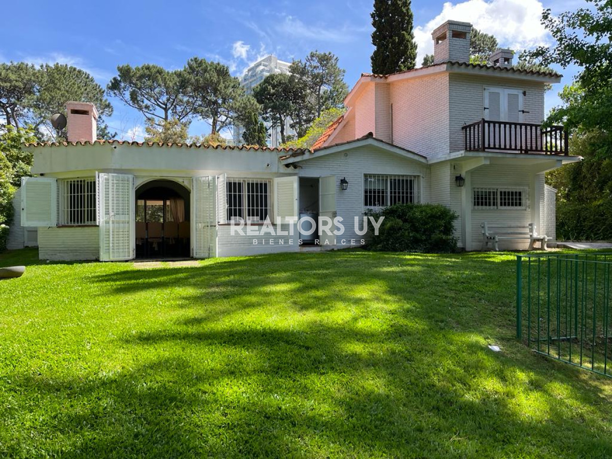 Casa ID.70 - Gran casa estilo tradicional de 4 dormitorios en venta en Playa Mansa