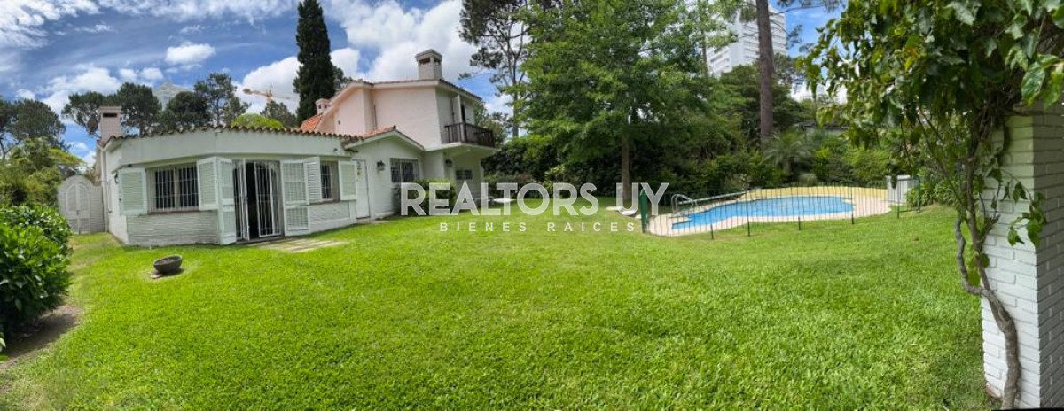 Casa ID.70 - Gran casa estilo tradicional de 4 dormitorios en venta en Playa Mansa